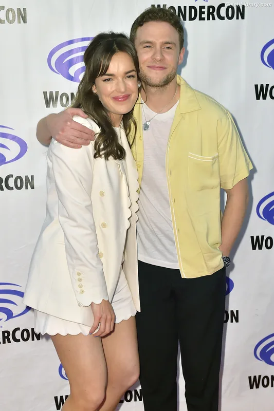 Elizabeth Henstridge photo 4 of 63