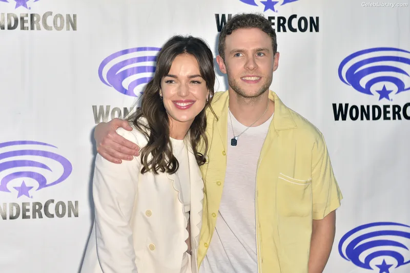 Elizabeth Henstridge photo 5 of 63