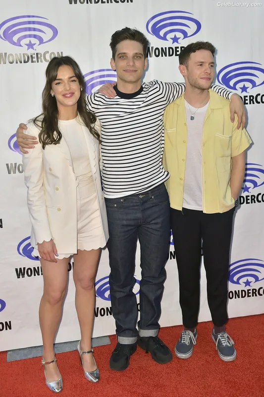 Elizabeth Henstridge photo 6 of 63