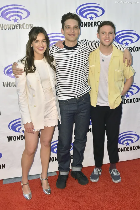 Elizabeth Henstridge photo 7 of 63