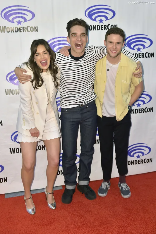 Elizabeth Henstridge photo 8 of 63
