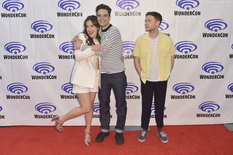 Elizabeth Henstridge photo 11 of 63