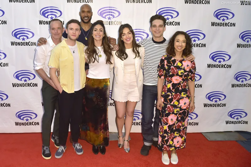 Elizabeth Henstridge photo 12 of 63
