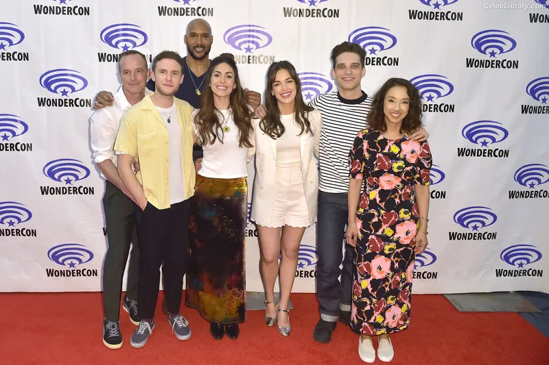 Elizabeth Henstridge photo 13 of 63