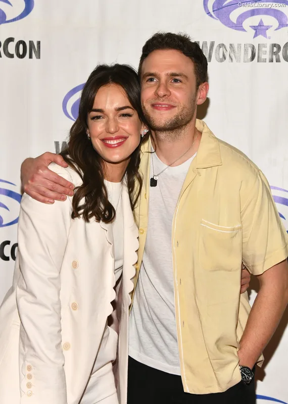Elizabeth Henstridge photo 16 of 63