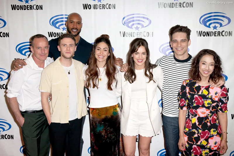 Elizabeth Henstridge photo 23 of 63