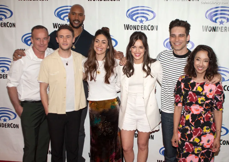 Elizabeth Henstridge photo 24 of 63