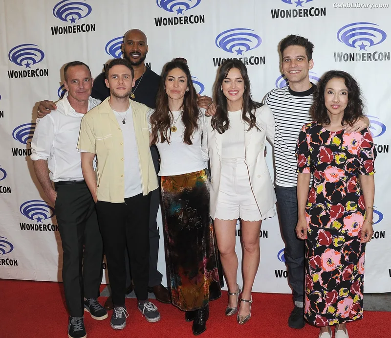 Elizabeth Henstridge photo 1 of 63