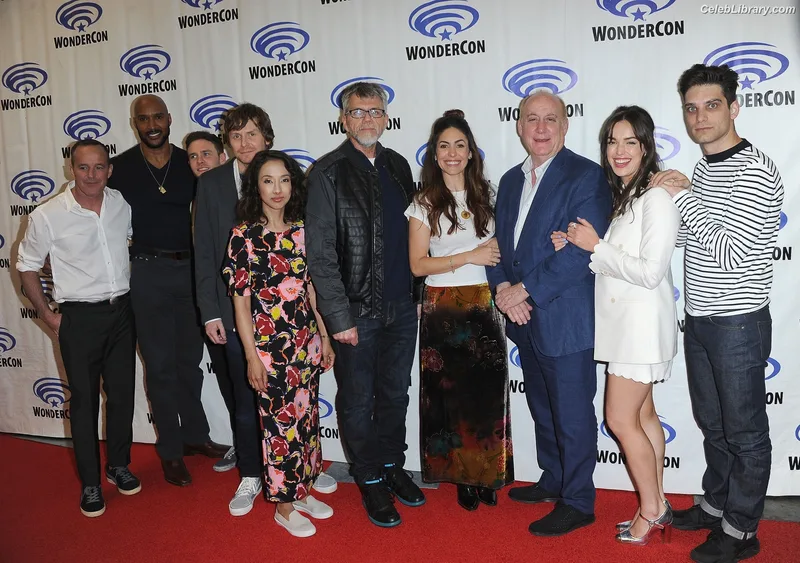 Elizabeth Henstridge photo 2 of 63