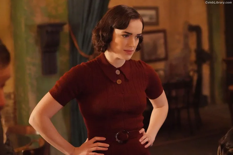 Elizabeth Henstridge photo 7 of 63