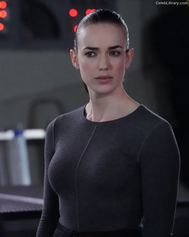 Elizabeth Henstridge photo 8 of 63