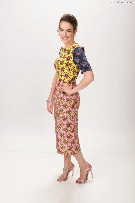 Elizabeth Henstridge photo 15 of 63