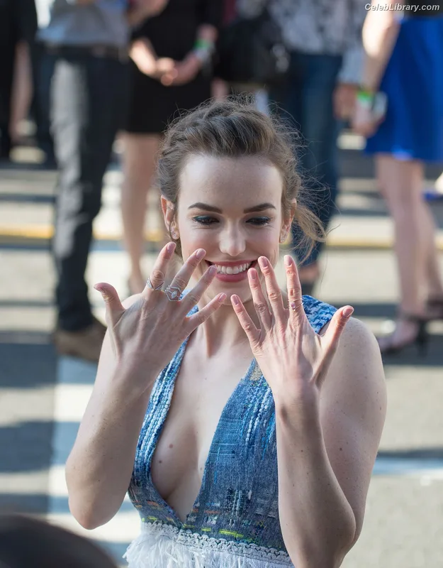 Elizabeth Henstridge photo 20 of 63