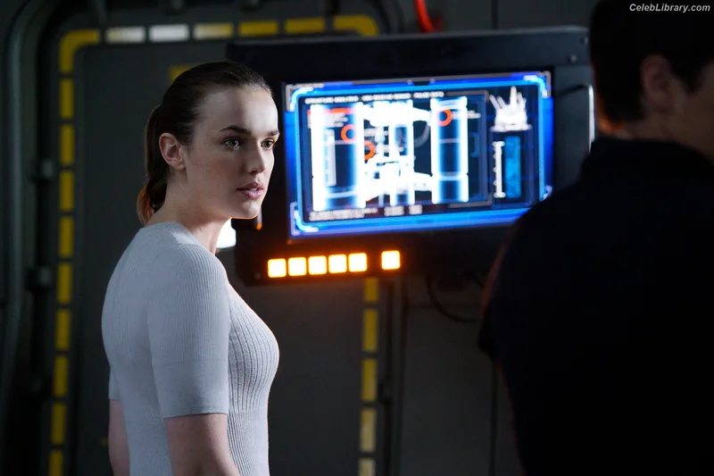 Elizabeth Henstridge photo 21 of 63