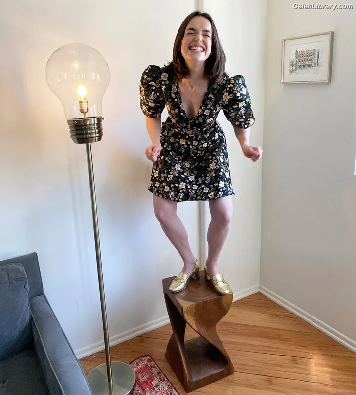Elizabeth Henstridge photo 24 of 63