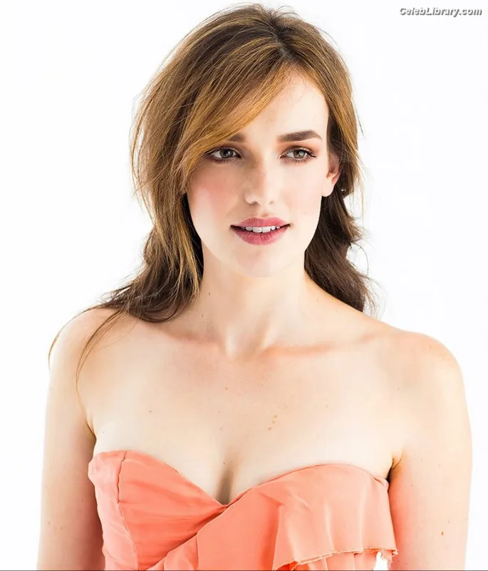 Elizabeth Henstridge photo 9 of 63