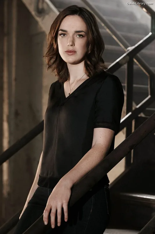 Elizabeth Henstridge photo 11 of 63