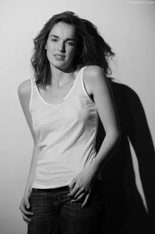 Elizabeth Henstridge photo 14 of 63