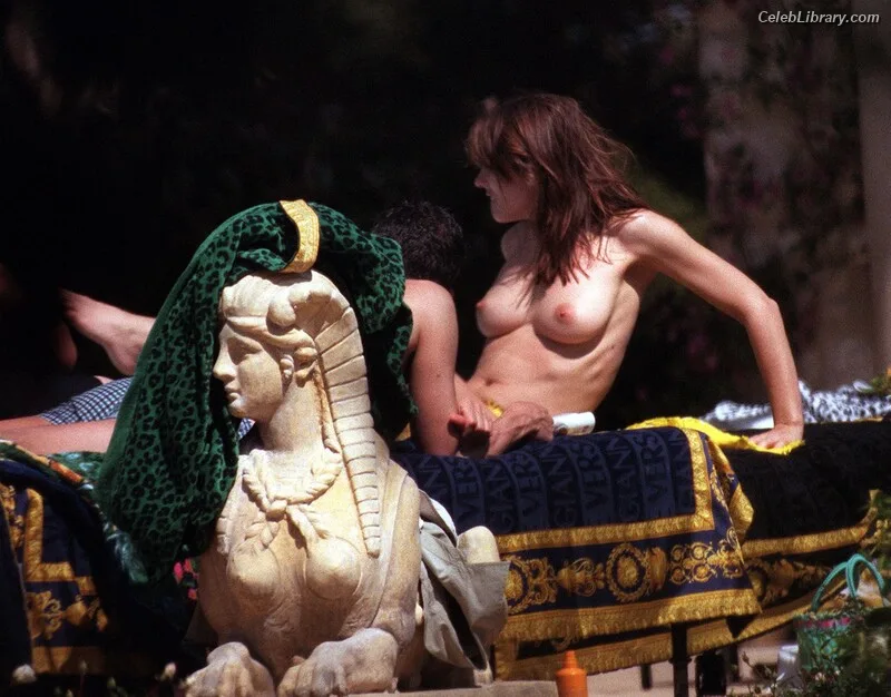 Elizabeth Hurley photo 10 of 823