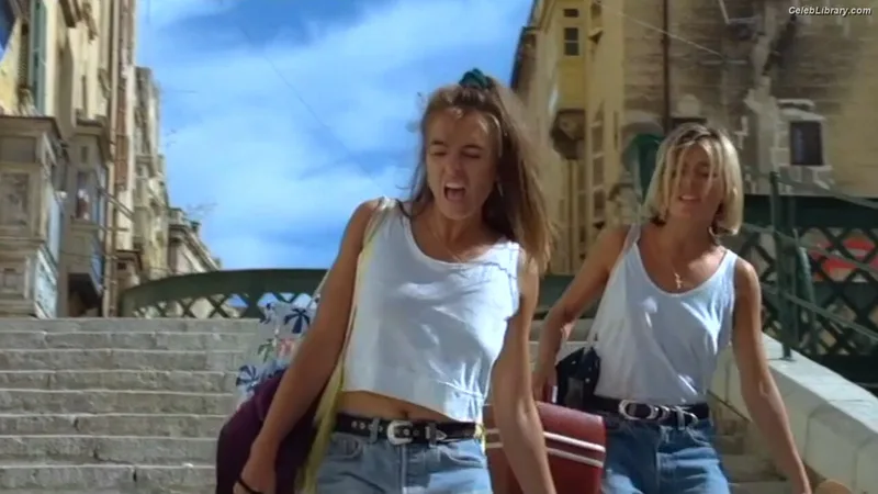 Elizabeth Hurley photo 1 of 823
