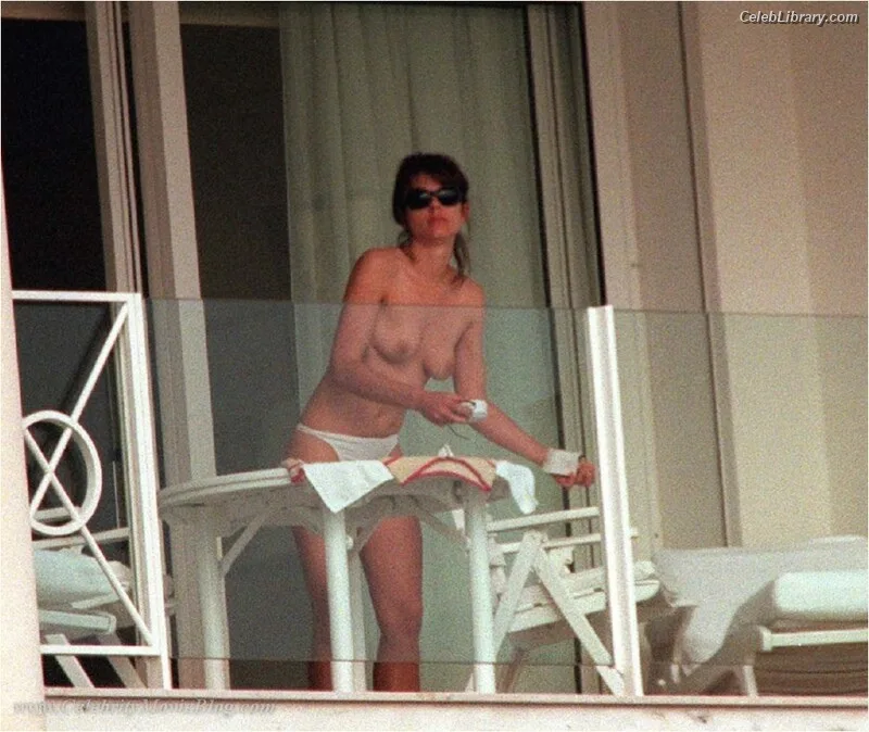 Elizabeth Hurley photo 10 of 823