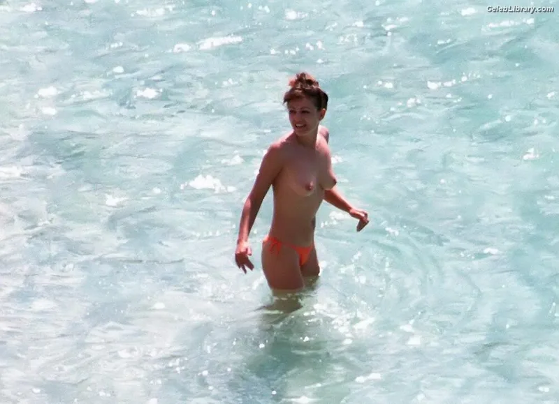 Elizabeth Hurley photo 19 of 823