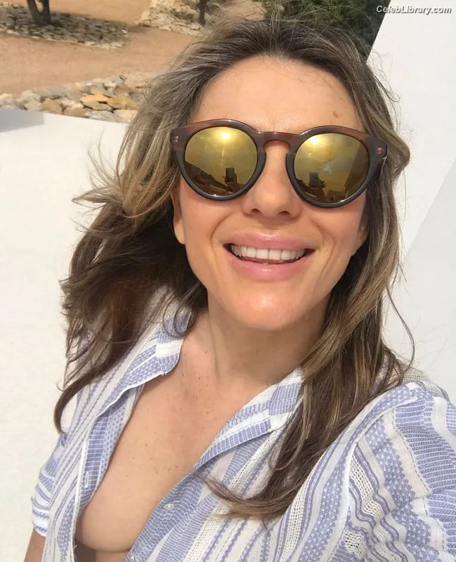 Elizabeth Hurley photo 12 of 823