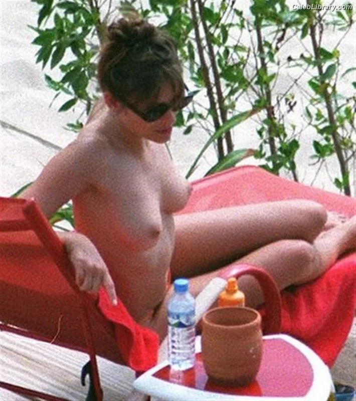 Elizabeth Hurley photo 3 of 823