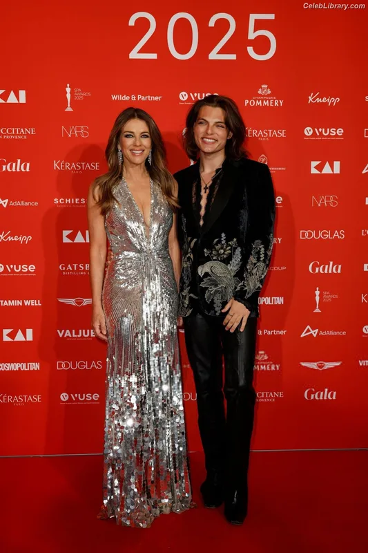Elizabeth Hurley photo 7 of 823