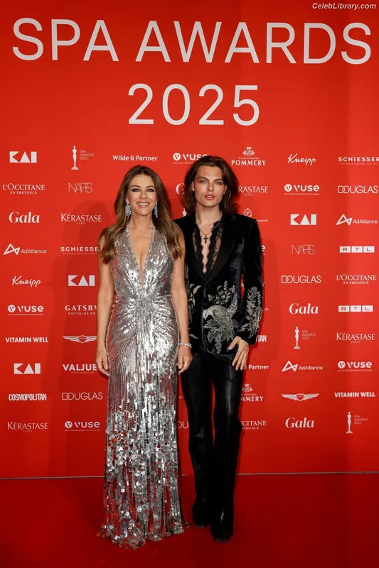 Elizabeth Hurley photo 8 of 823