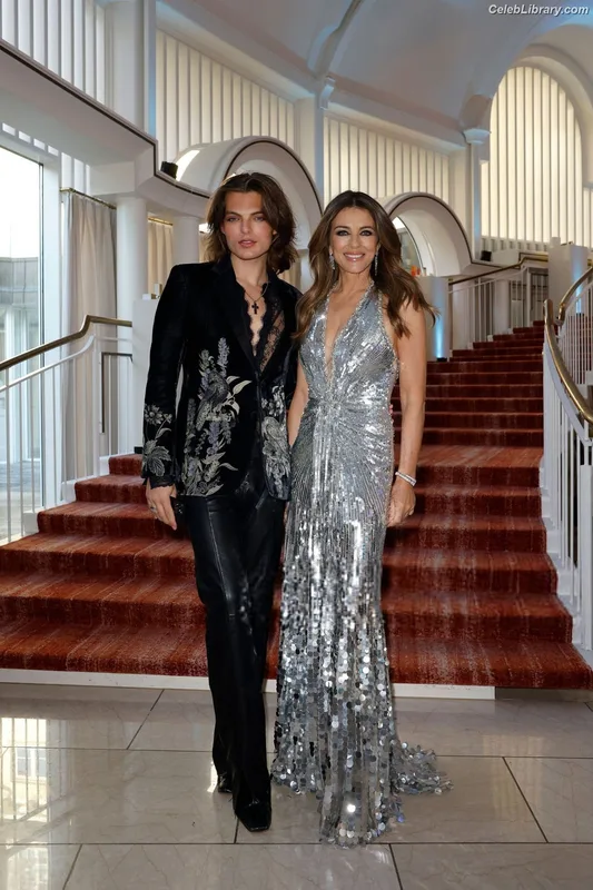 Elizabeth Hurley photo 9 of 823