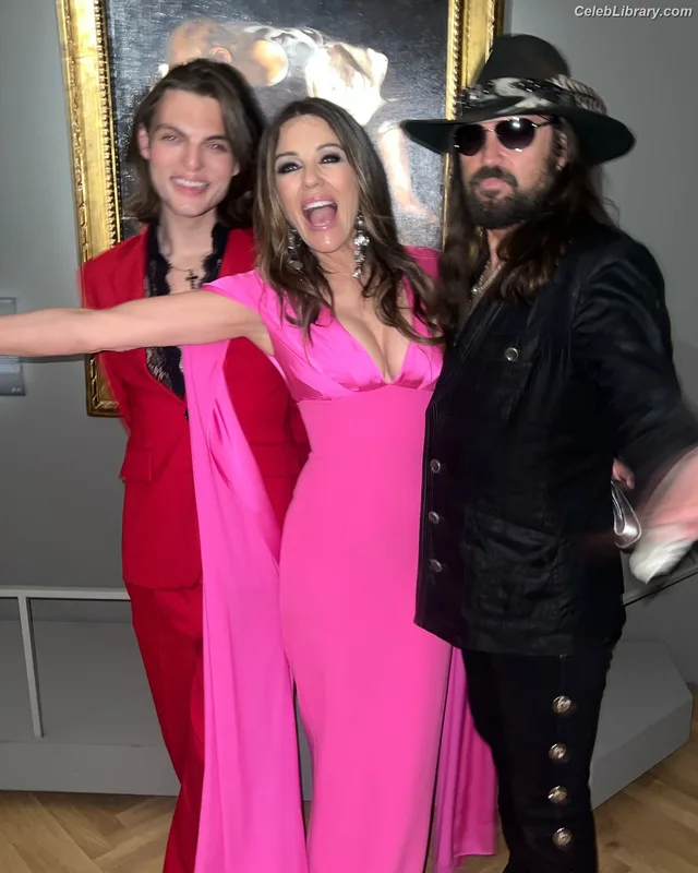 Elizabeth Hurley photo 12 of 823