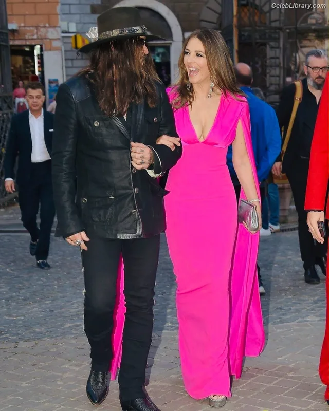 Elizabeth Hurley photo 16 of 823