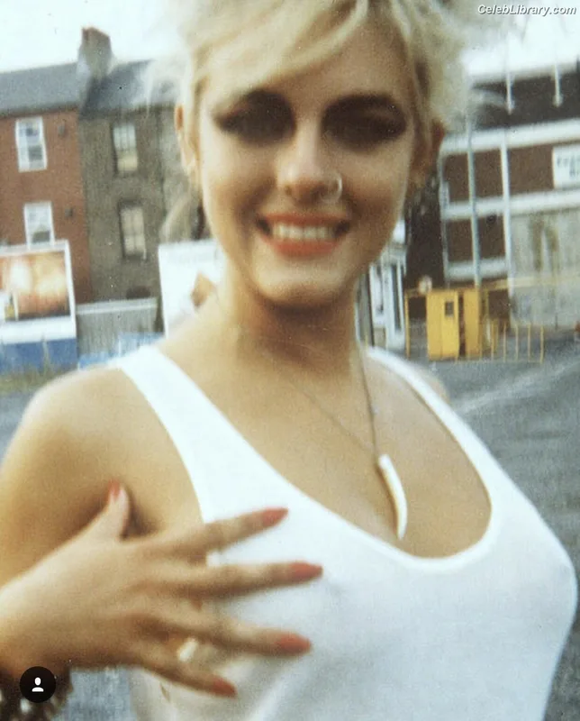 Elizabeth Hurley photo 24 of 823