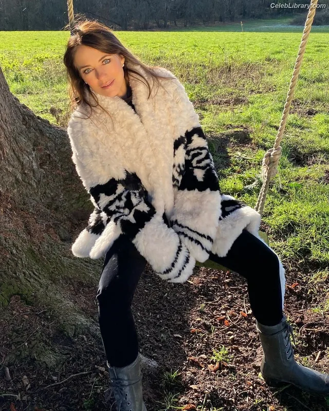 Elizabeth Hurley photo 13 of 823