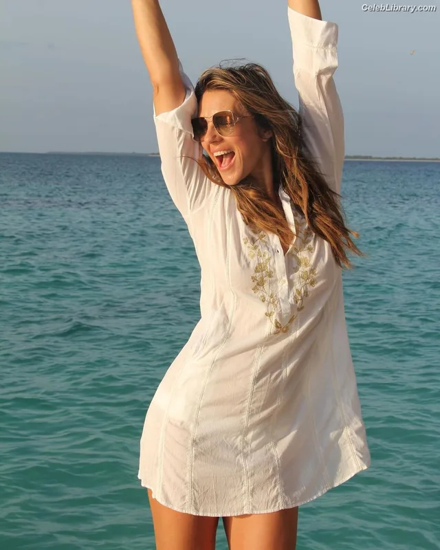 Elizabeth Hurley photo 23 of 823