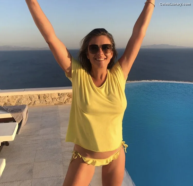 Elizabeth Hurley photo 19 of 823