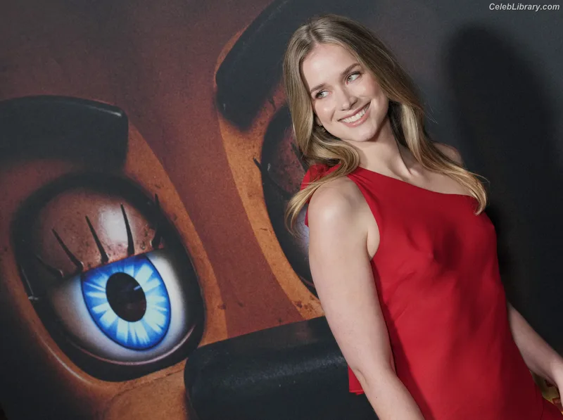 Elizabeth Lail photo 1 of 190