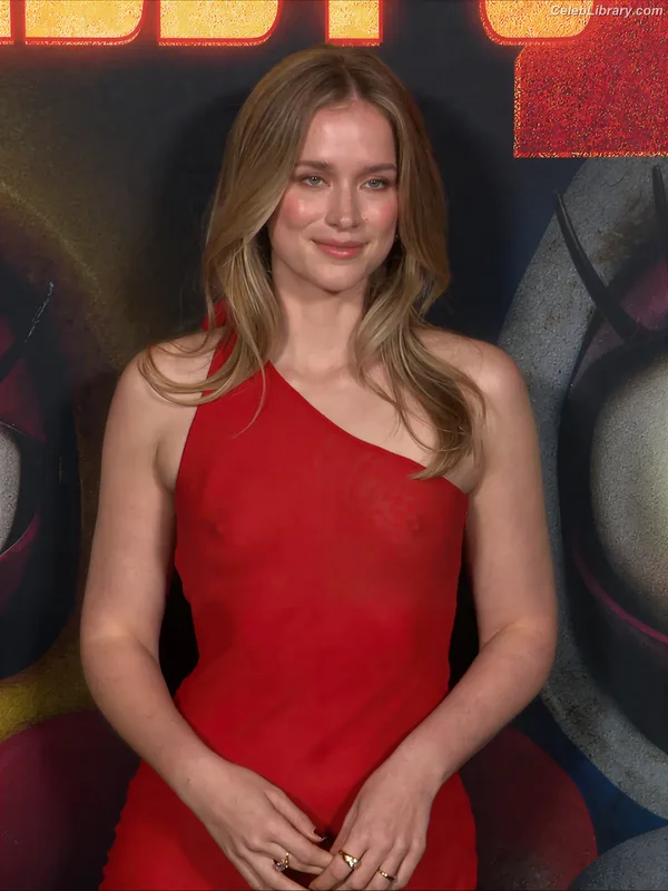 Elizabeth Lail photo 7 of 190