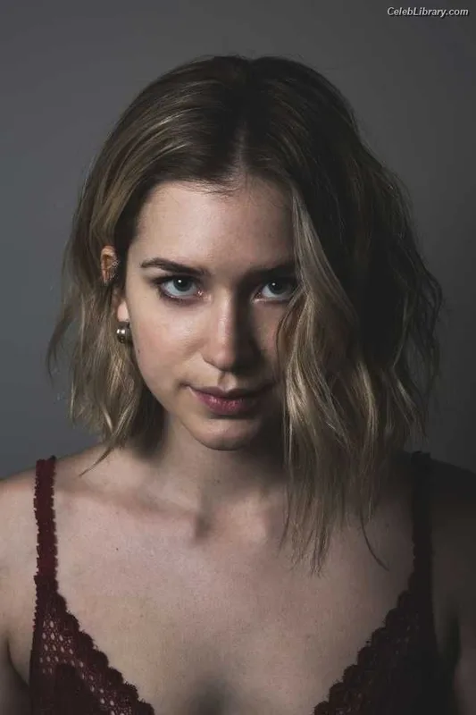Elizabeth Lail photo 5 of 190