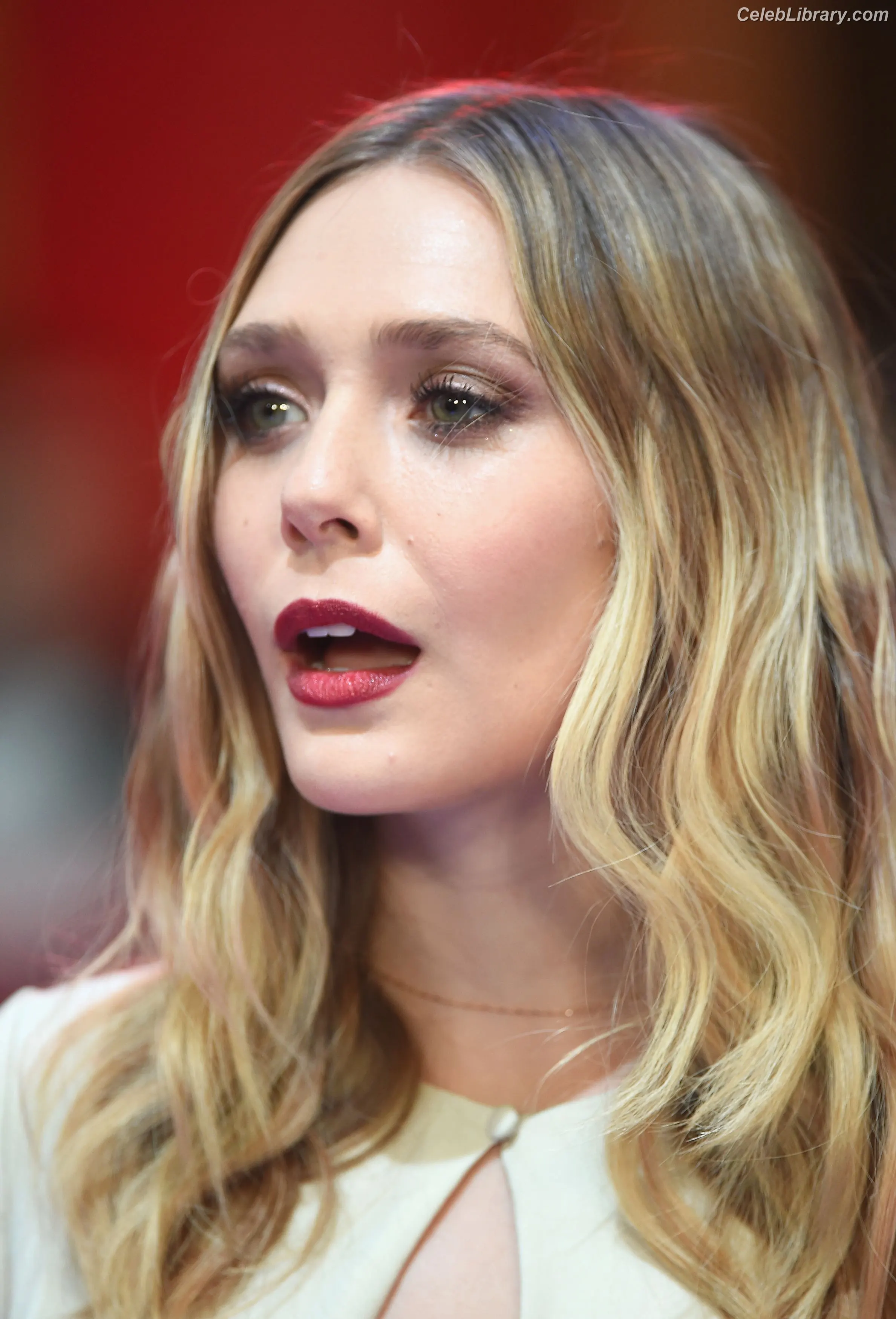 Elizabeth Olsen photo 9 of 2302