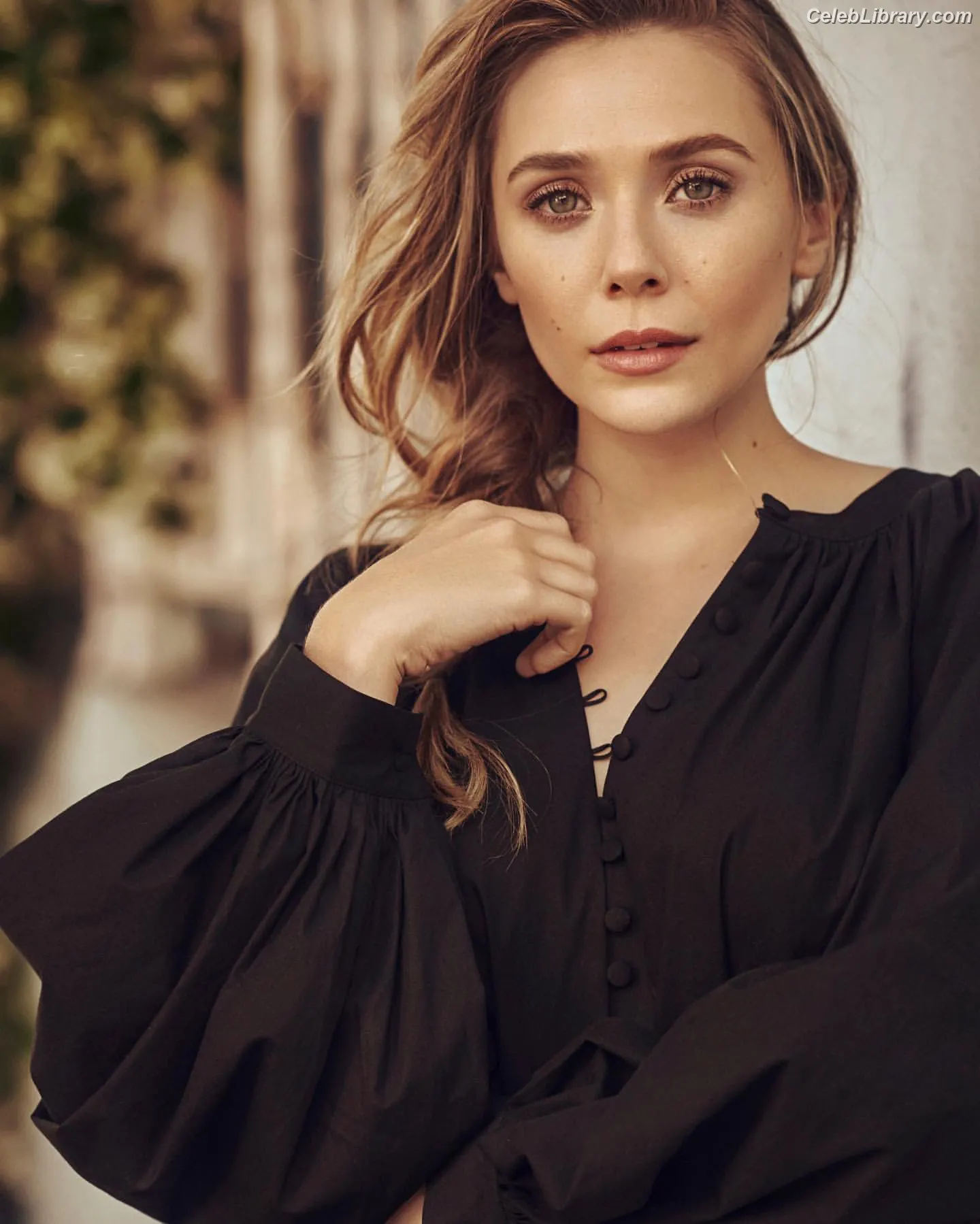 Elizabeth Olsen photo 9 of 2302