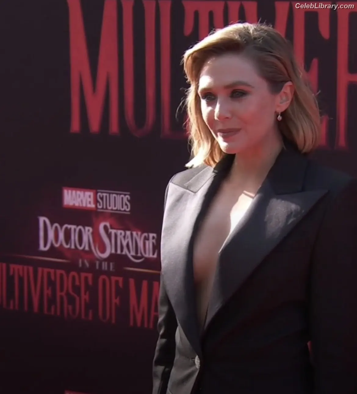 Elizabeth Olsen photo 2 of 2302
