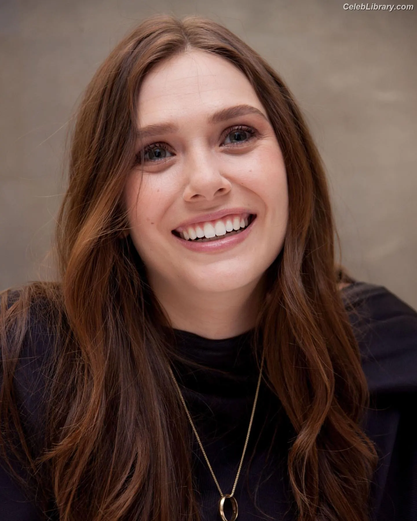 Elizabeth Olsen photo 10 of 2302