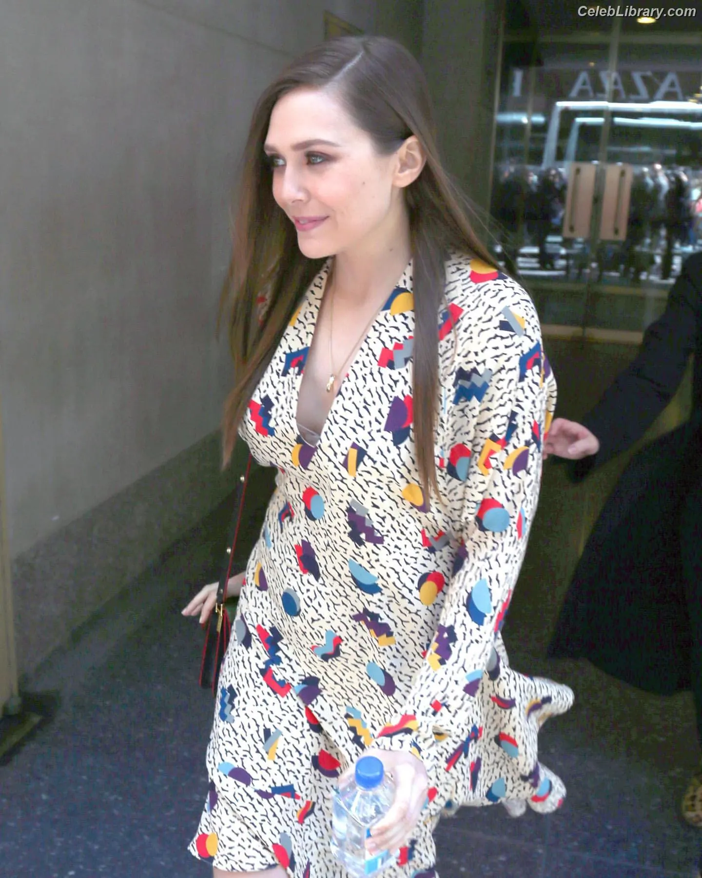 Elizabeth Olsen photo 21 of 2302