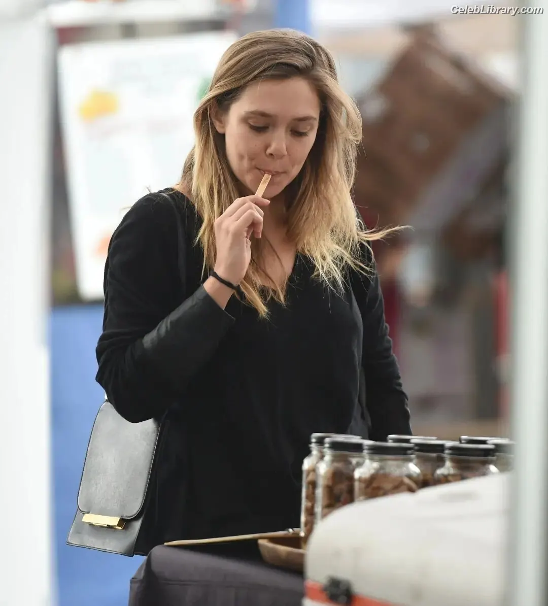 Elizabeth Olsen photo 20 of 2302