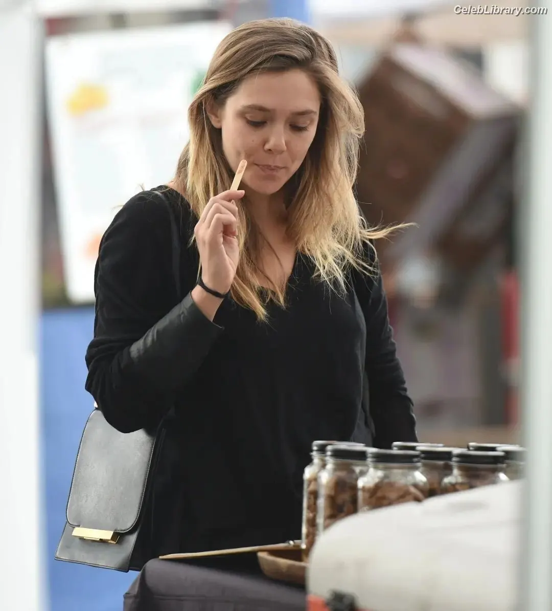 Elizabeth Olsen photo 21 of 2302