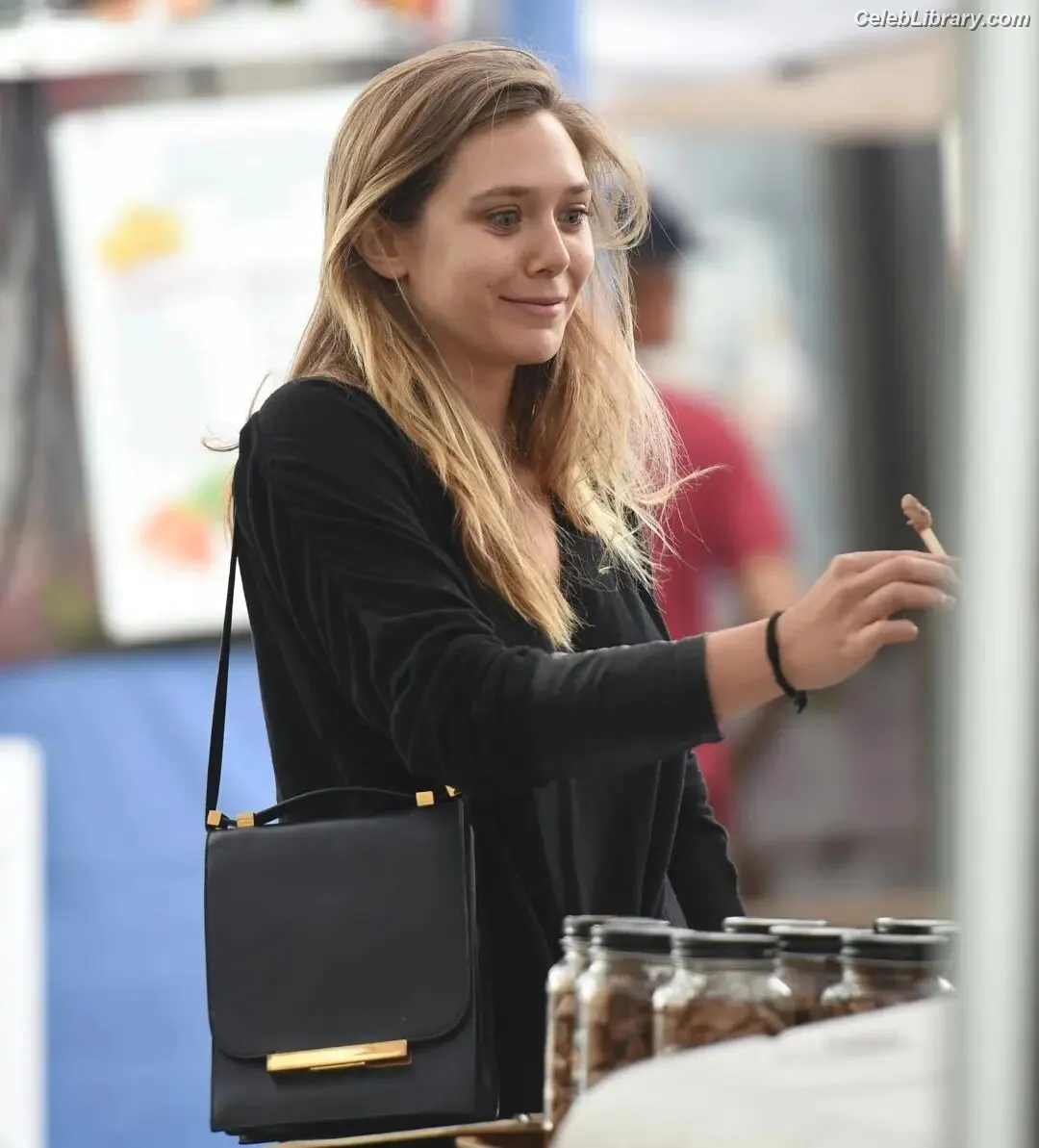 Elizabeth Olsen photo 2 of 2302