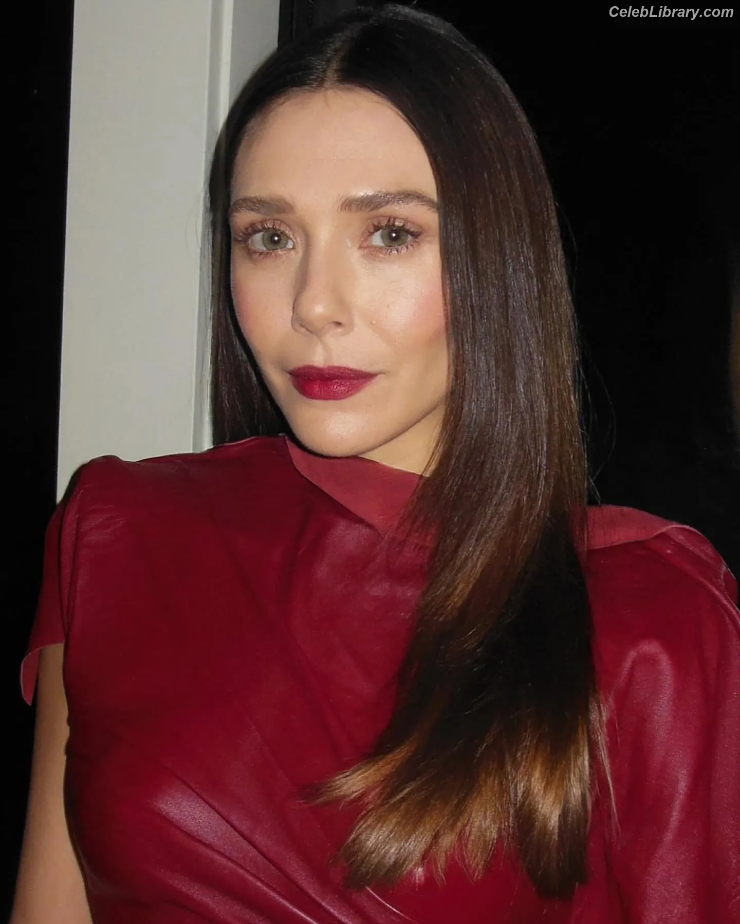 Elizabeth Olsen photo 16 of 2302