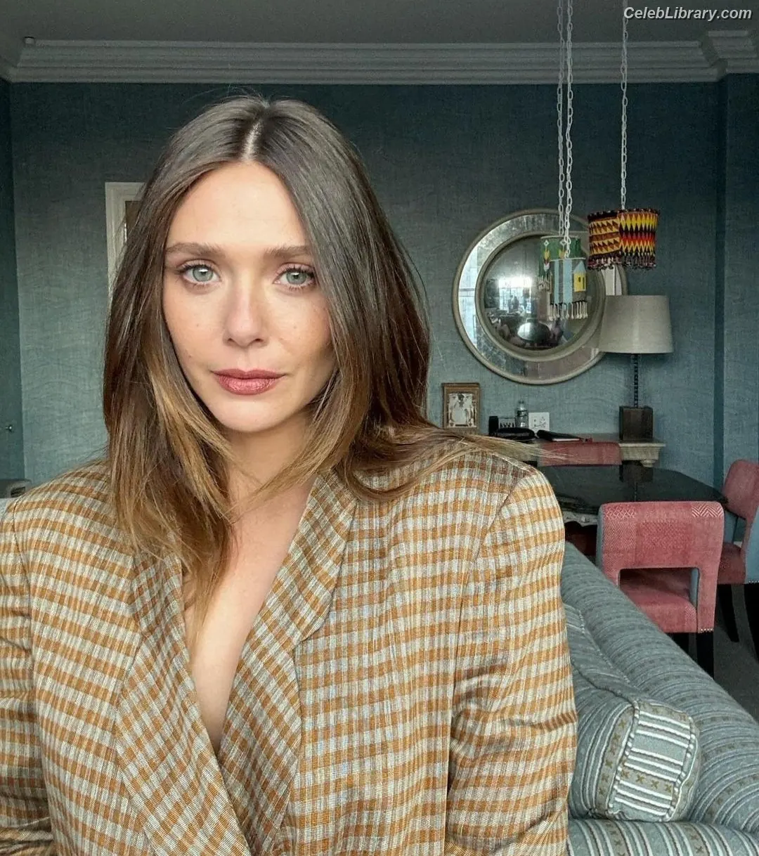 Elizabeth Olsen photo 5 of 2302